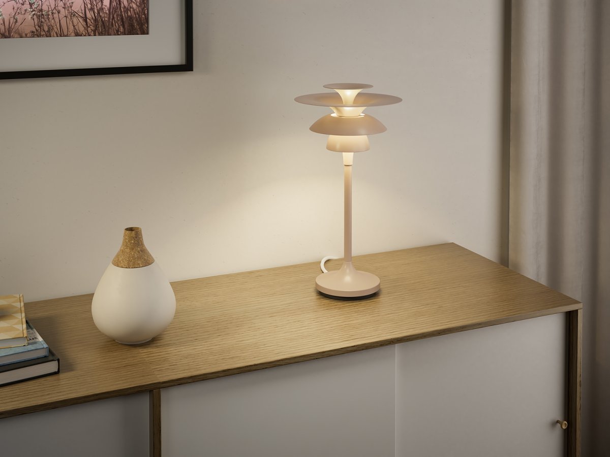 Picasso 35cm Nougat lampe de table De Belid - La famille Picasso se compose de suspensions, de lampes de table et de lampadaires.