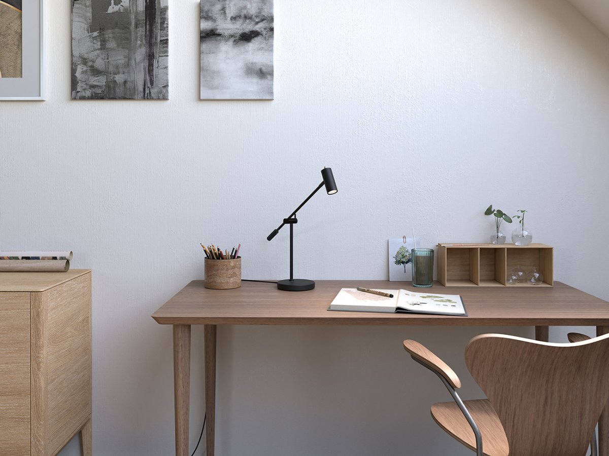 Cato 48cm Noir mat lampe de bureau De Belid - La s&eacute;rie Cato comprend des lampadaires, des spots, des lampes de table et des appliques murales.