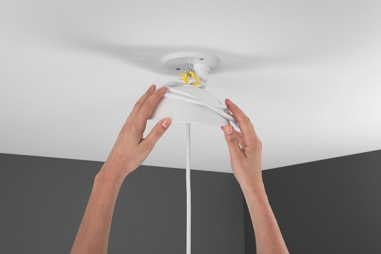 Cable Cup Classic Blanc De CableCup - Le CableCup prim&eacute; est une solution intelligente et simple pour les plafonniers qui s'int&egrave;gre parfaitement &agrave; tous les plafonds, qu'ils soient inclin&eacute;s ou plats !