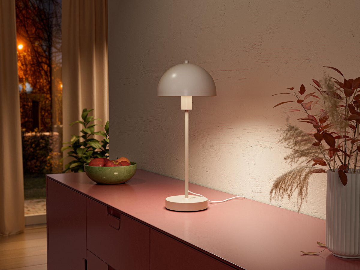 Vienda 48cm Beige lampe de table De Herstal - La lampe de table Vienda avec son design classique et &eacute;l&eacute;gant permet une utilisation &agrave; long terme dans le salon.