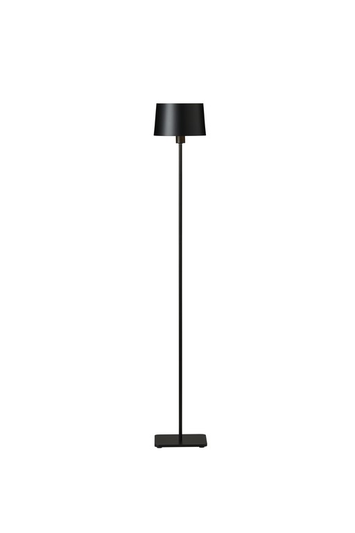 Cuub Noir mat lampadaire De Herstal - Sa fine structure métallique et son abat-jour noir mat lui confèrent une élégance intemporelle, tandis que la lampe diffuse une lumière douce et agréable.