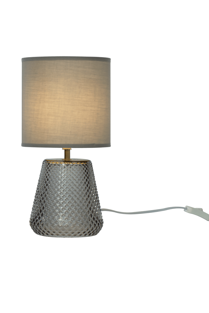 Alissa 35cm Couleur fumée lampe de table De Aneta Lighting - Son pied en verre fum&eacute; &agrave; la texture &eacute;l&eacute;gante et &agrave; la surface r&eacute;fl&eacute;chissante, ainsi que son abat-jour en tissu gris, diffusent une lumi&egrave;re douce et agr&eacute;able.