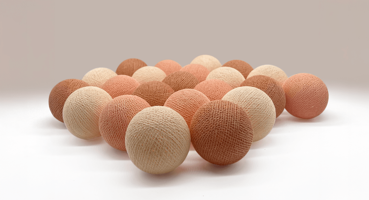 Irislights Peach 20-lights Pêche De Irislights - Les sph&egrave;res, fabriqu&eacute;es artisanalement &agrave; partir de fil fin teint &agrave; la main et de colle &eacute;cologique, sont uniques.