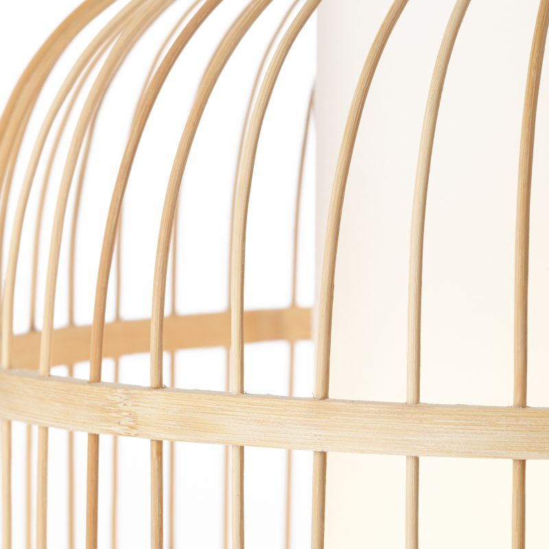 Bones Ø30 Bois suspension De Brilliant - L'abat-jour est recouvert d'un tissu blanc de haute qualité, offrant une douce diffusion lumineuse, tandis que les détails en bambou, un matériau renouvelable et respectueux de l'environnement, contribuent à une ambiance naturelle et chaleureuse.