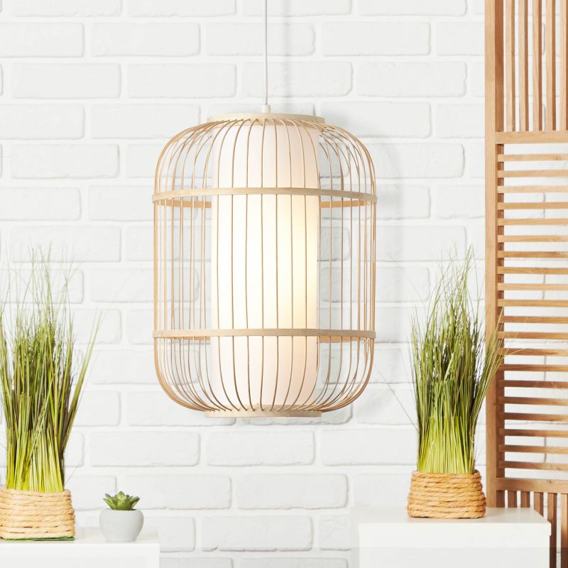 Bones Ø30 Bois suspension De Brilliant - L'abat-jour est recouvert d'un tissu blanc de haute qualité, offrant une douce diffusion lumineuse, tandis que les détails en bambou, un matériau renouvelable et respectueux de l'environnement, contribuent à une ambiance naturelle et chaleureuse.