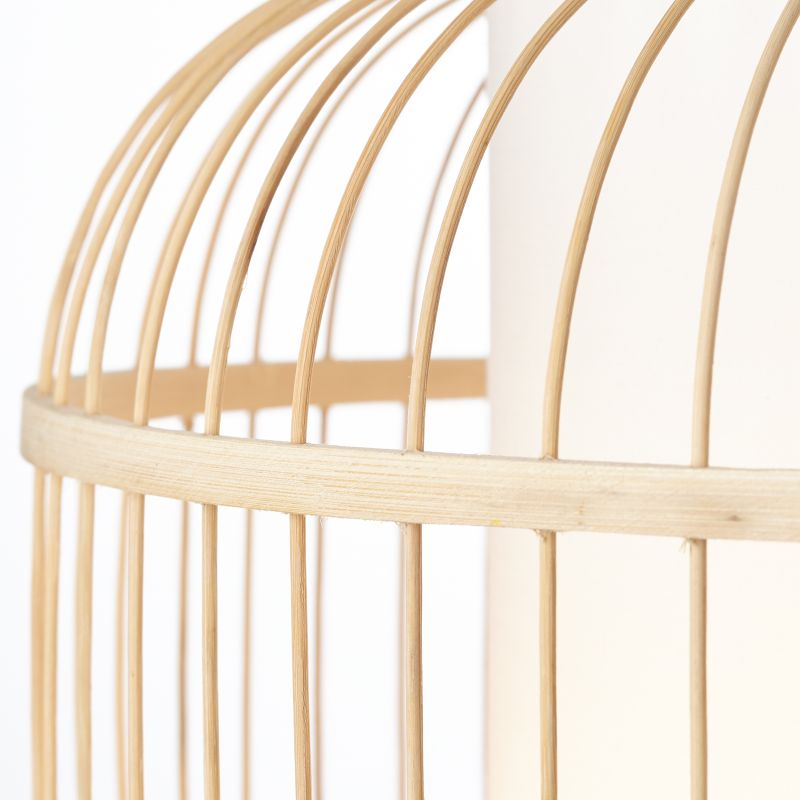 Bones Ø40 Bois suspension De Brilliant - L'abat-jour est recouvert d'un tissu blanc de haute qualité, offrant une douce diffusion lumineuse, tandis que les détails en bambou, un matériau renouvelable et respectueux de l'environnement, contribuent à une ambiance naturelle et chaleureuse.