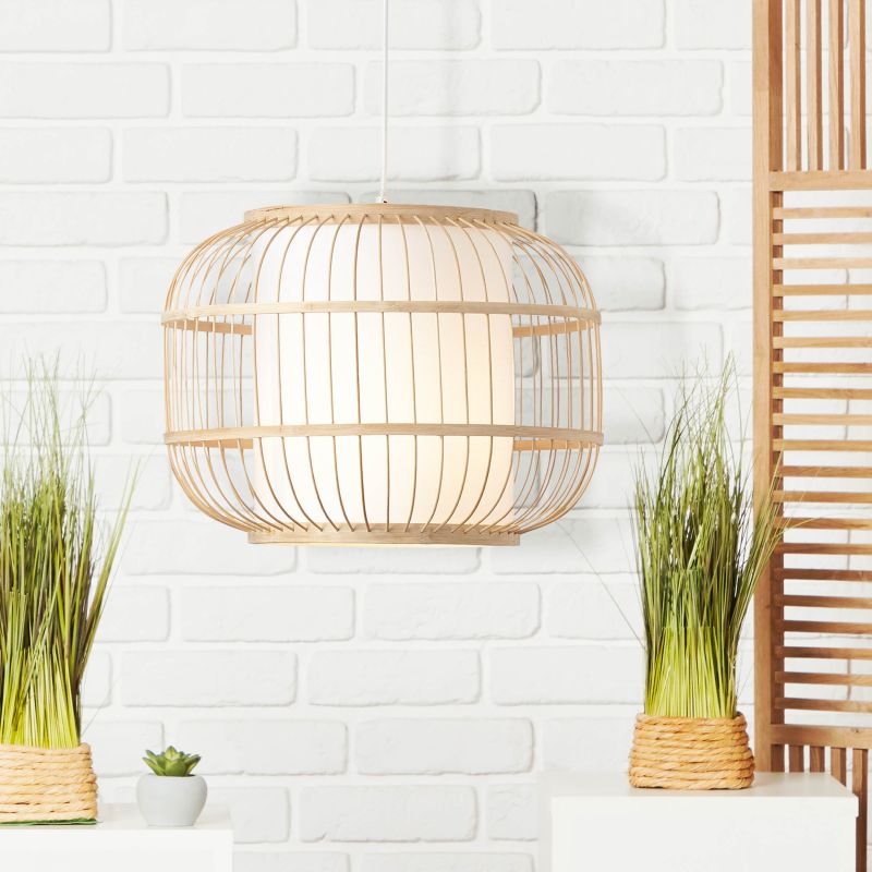 Bones Ø40 Bois suspension De Brilliant - L'abat-jour est recouvert d'un tissu blanc de haute qualité, offrant une douce diffusion lumineuse, tandis que les détails en bambou, un matériau renouvelable et respectueux de l'environnement, contribuent à une ambiance naturelle et chaleureuse.