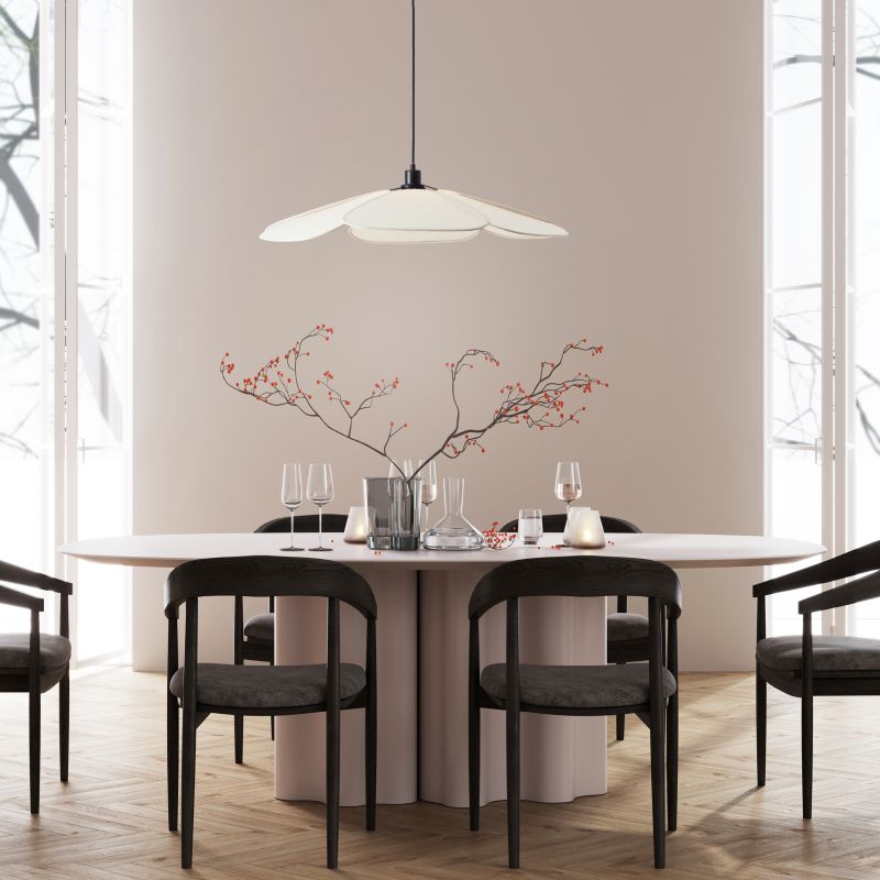 Capucine Ø77 Beige suspension De Brilliant - Son abat-jour beige diffuse une lumière chaleureuse et accueillante, tandis que son câble de suspension noir crée un contraste élégant et une impression de robustesse.