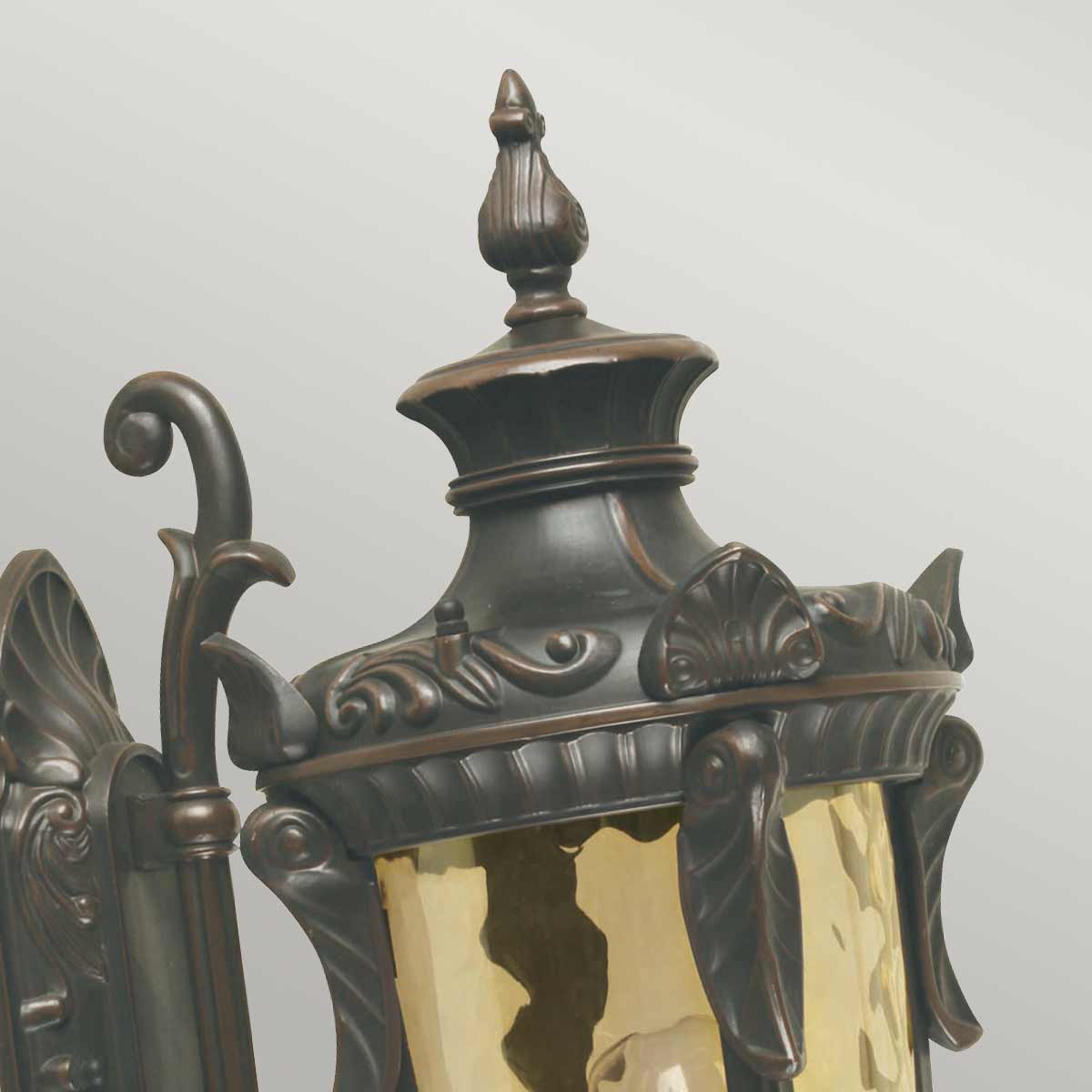 Philadelphia Bronze antique lampe d’extérieur De Elstead Lighting - Ce design intemporel fait de la lampe un complément parfait pour les espaces extérieurs, tandis que son indice de protection IP44 la rend résistante aux intempéries.