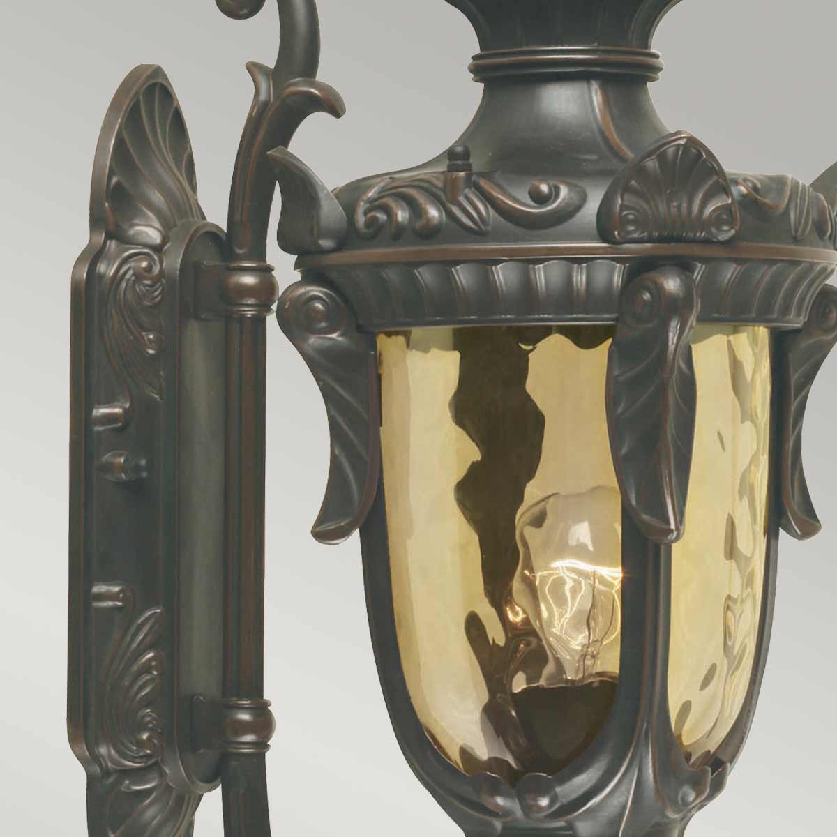 Philadelphia Bronze antique lampe d’extérieur De Elstead Lighting - Ce design intemporel fait de la lampe un complément parfait pour les espaces extérieurs, tandis que son indice de protection IP44 la rend résistante aux intempéries.