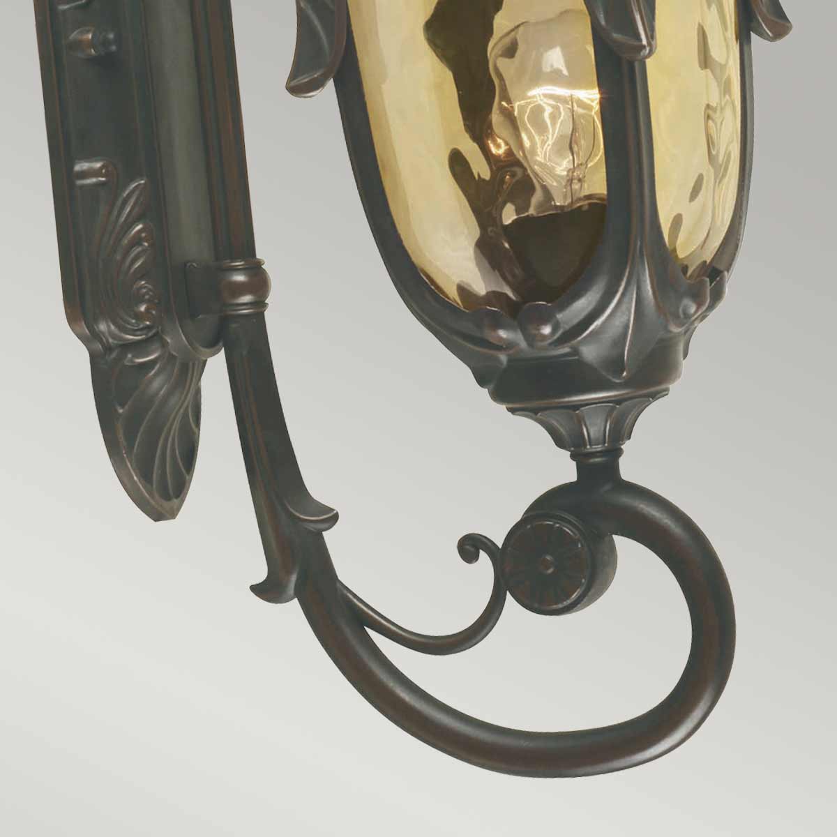 Philadelphia Bronze antique lampe d’extérieur De Elstead Lighting - Ce design intemporel fait de la lampe un complément parfait pour les espaces extérieurs, tandis que son indice de protection IP44 la rend résistante aux intempéries.