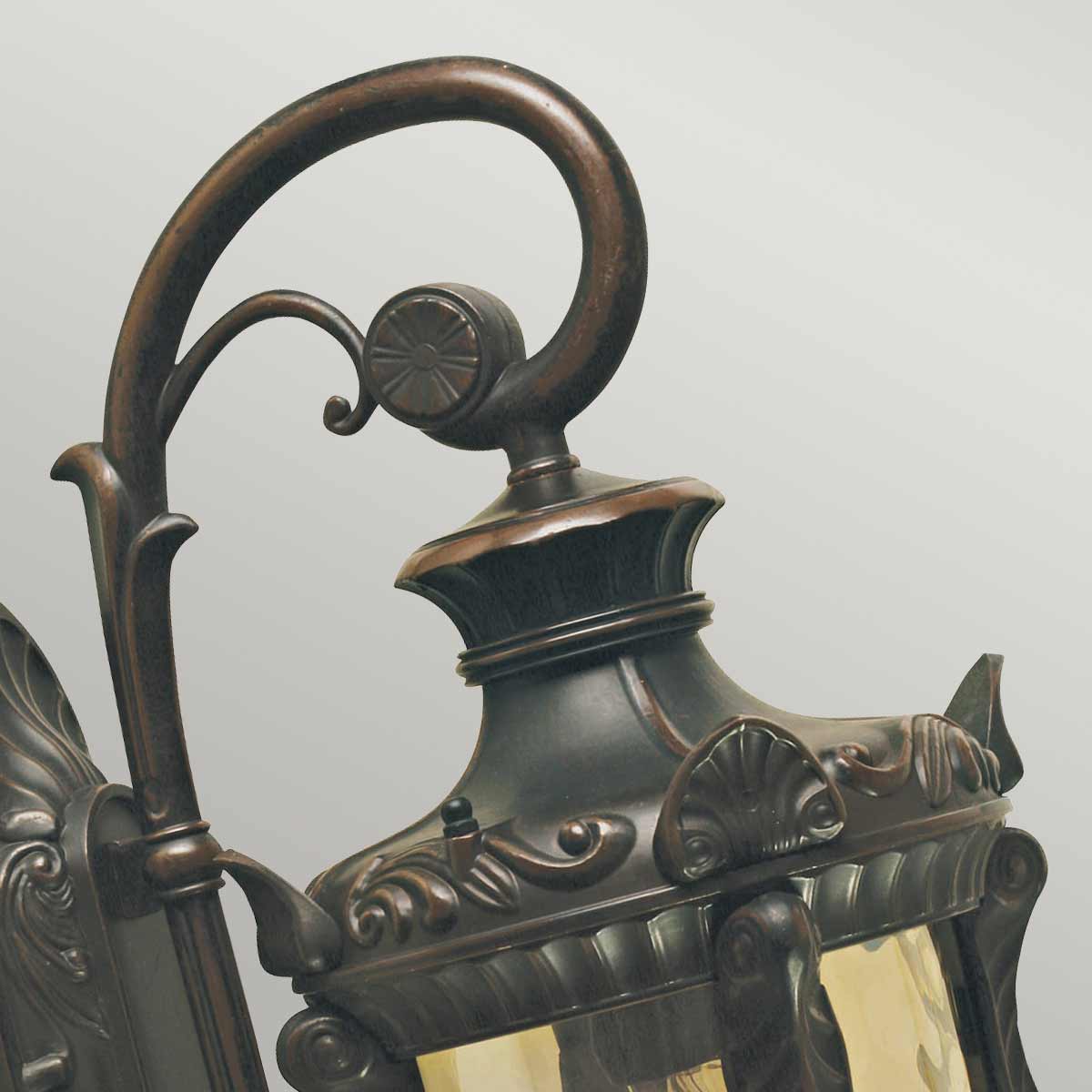 Philadelphia Bronze antique lampe d’extérieur De Elstead Lighting - Ce design intemporel fait de la lampe un complément parfait pour les espaces extérieurs, tandis que son indice de protection IP44 la rend résistante aux intempéries.