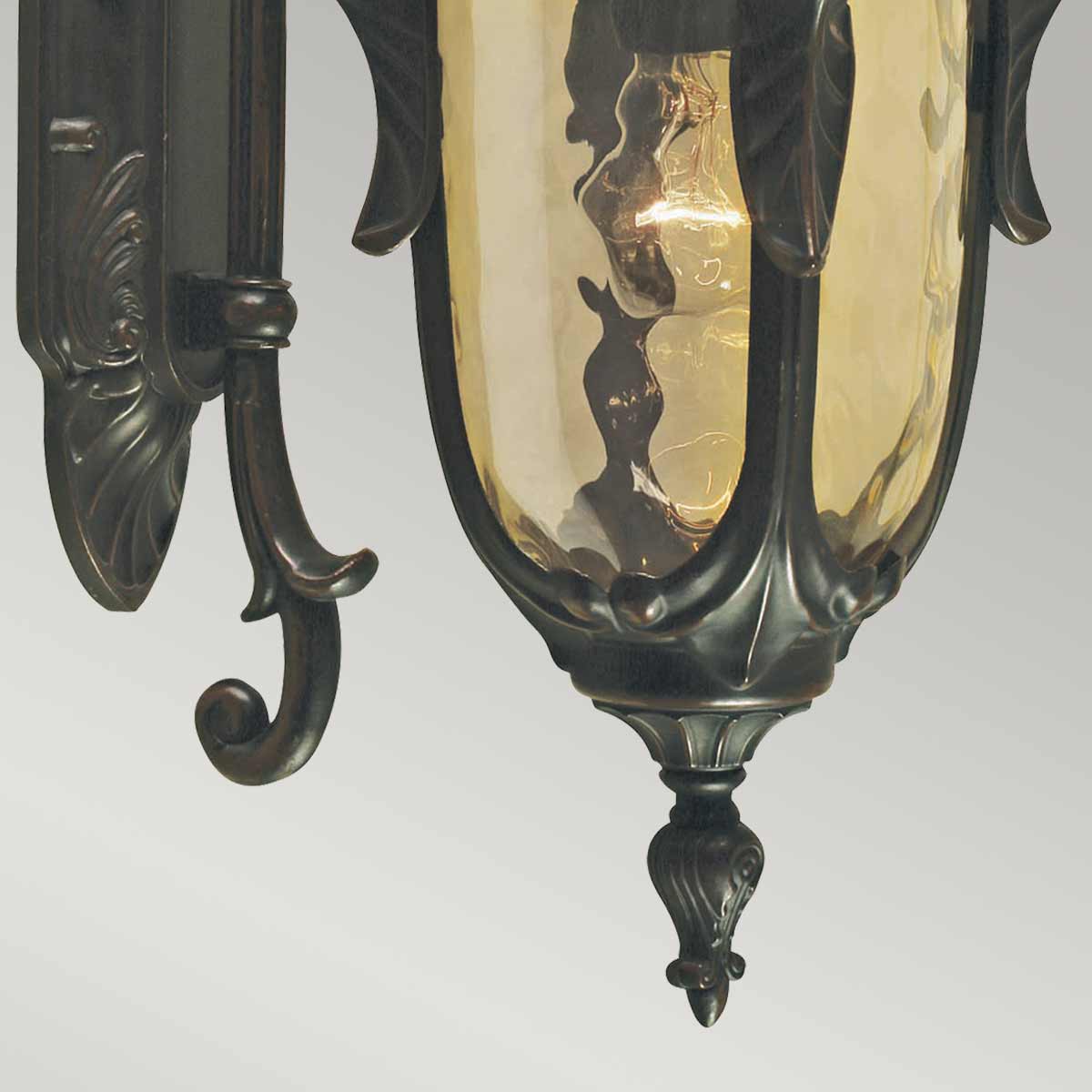 Philadelphia Bronze antique lampe d’extérieur De Elstead Lighting - Ce design intemporel fait de la lampe un complément parfait pour les espaces extérieurs, tandis que son indice de protection IP44 la rend résistante aux intempéries.