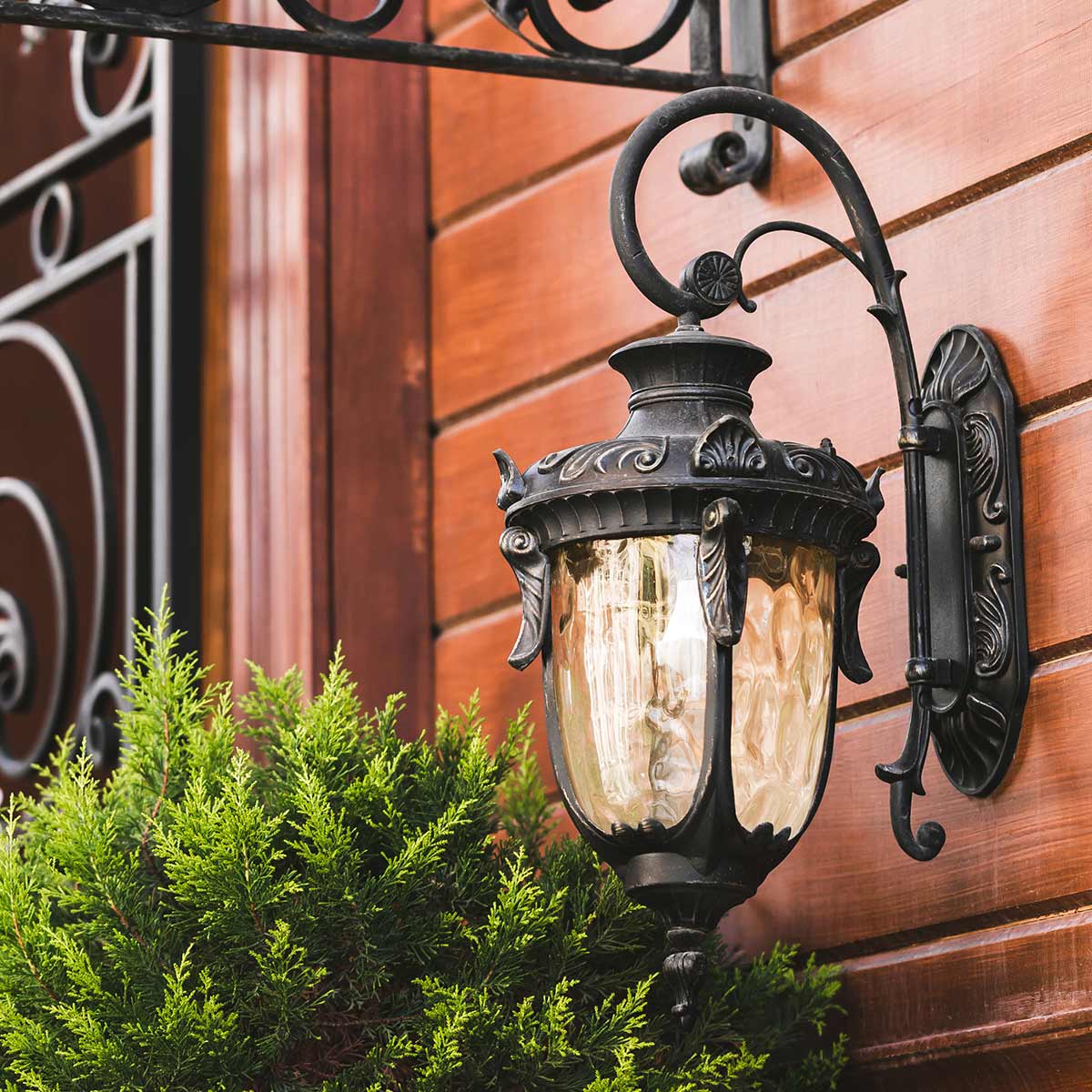 Philadelphia Bronze antique lampe d’extérieur De Elstead Lighting - Ce design intemporel fait de la lampe un complément parfait pour les espaces extérieurs, tandis que son indice de protection IP44 la rend résistante aux intempéries.