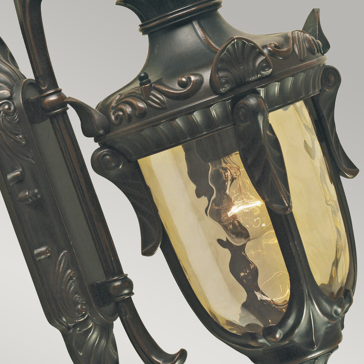 Philadelphia Bronze antique lampe d’extérieur De Elstead Lighting - Ce design intemporel fait de la lampe un complément parfait pour les espaces extérieurs, tandis que son indice de protection IP44 la rend résistante aux intempéries.