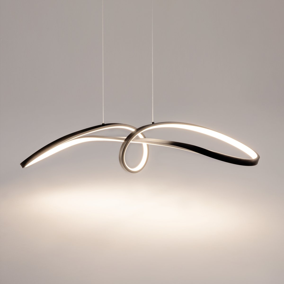 Curve 92cm Noir suspension De Maytoni - La forme flottante et le profil fin de la lampe en font le choix parfait pour la cuisine, la salle à manger ou le salon où vous appréciez la fonctionnalité et le style.