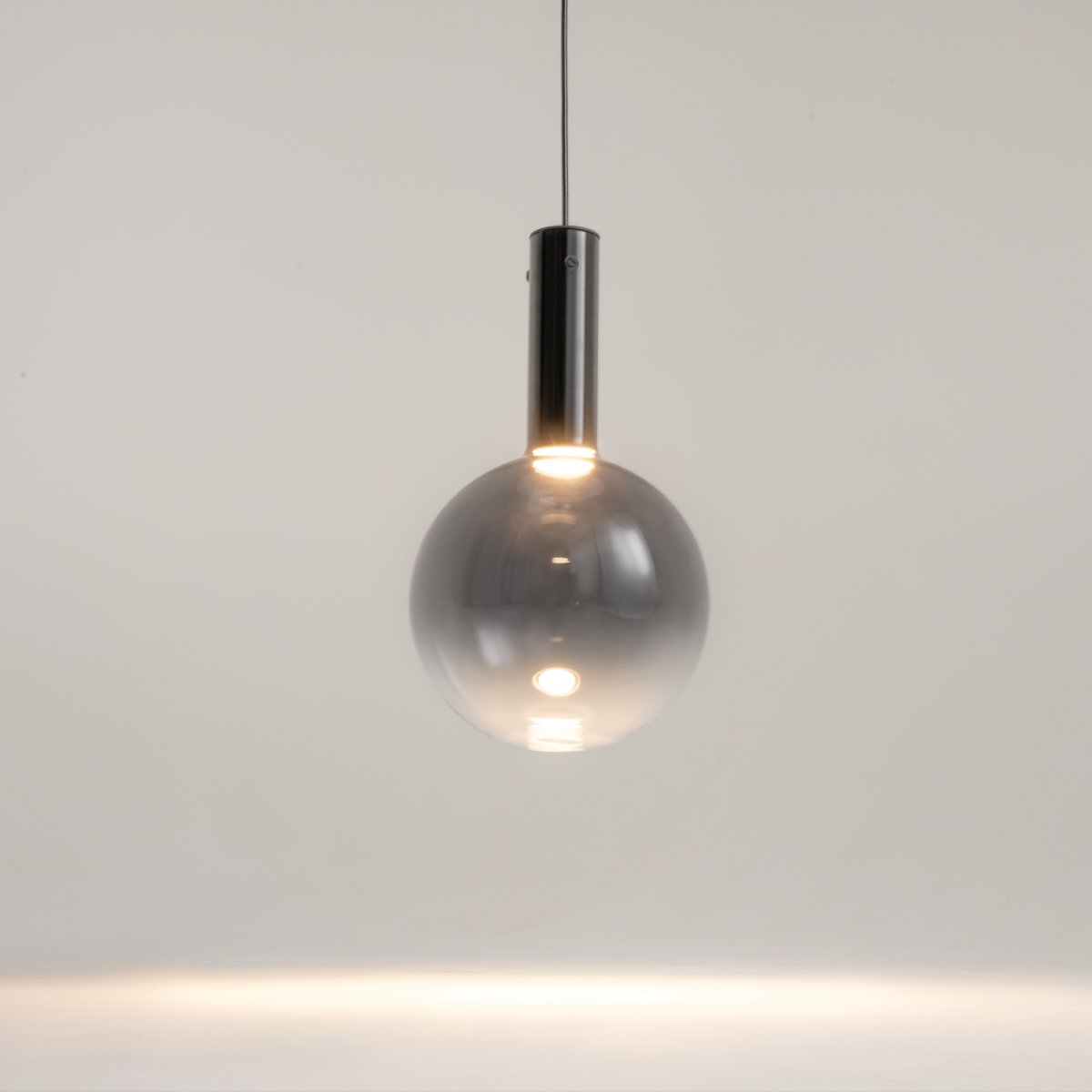 Nebula Ø25 Noir suspension De Maytoni - La température de couleur de la source lumineuse est de 3000K de lumière blanche chaude, ce qui crée une atmosphère douce et agréable.