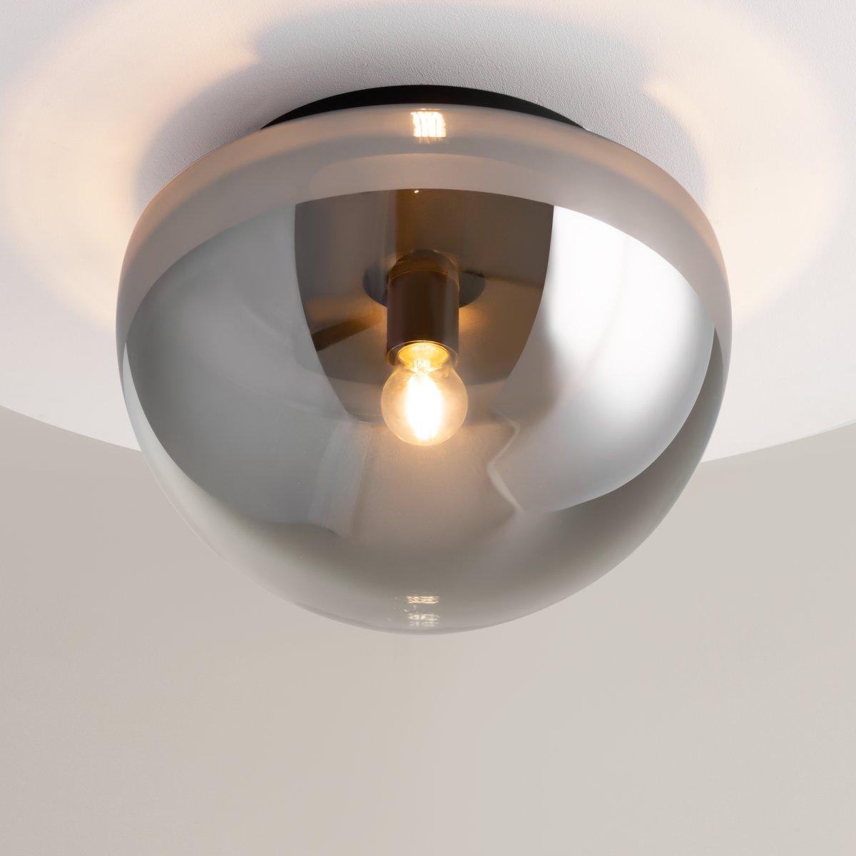 GGlassy Ø32 Noir plafonnier De Maytoni - &Agrave; travers le d&ocirc;me en verre souple, la lampe diffuse une lumi&egrave;re agr&eacute;able et uniforme qui cr&eacute;e une atmosph&egrave;re chaleureuse et accueillante dans la pi&egrave;ce.