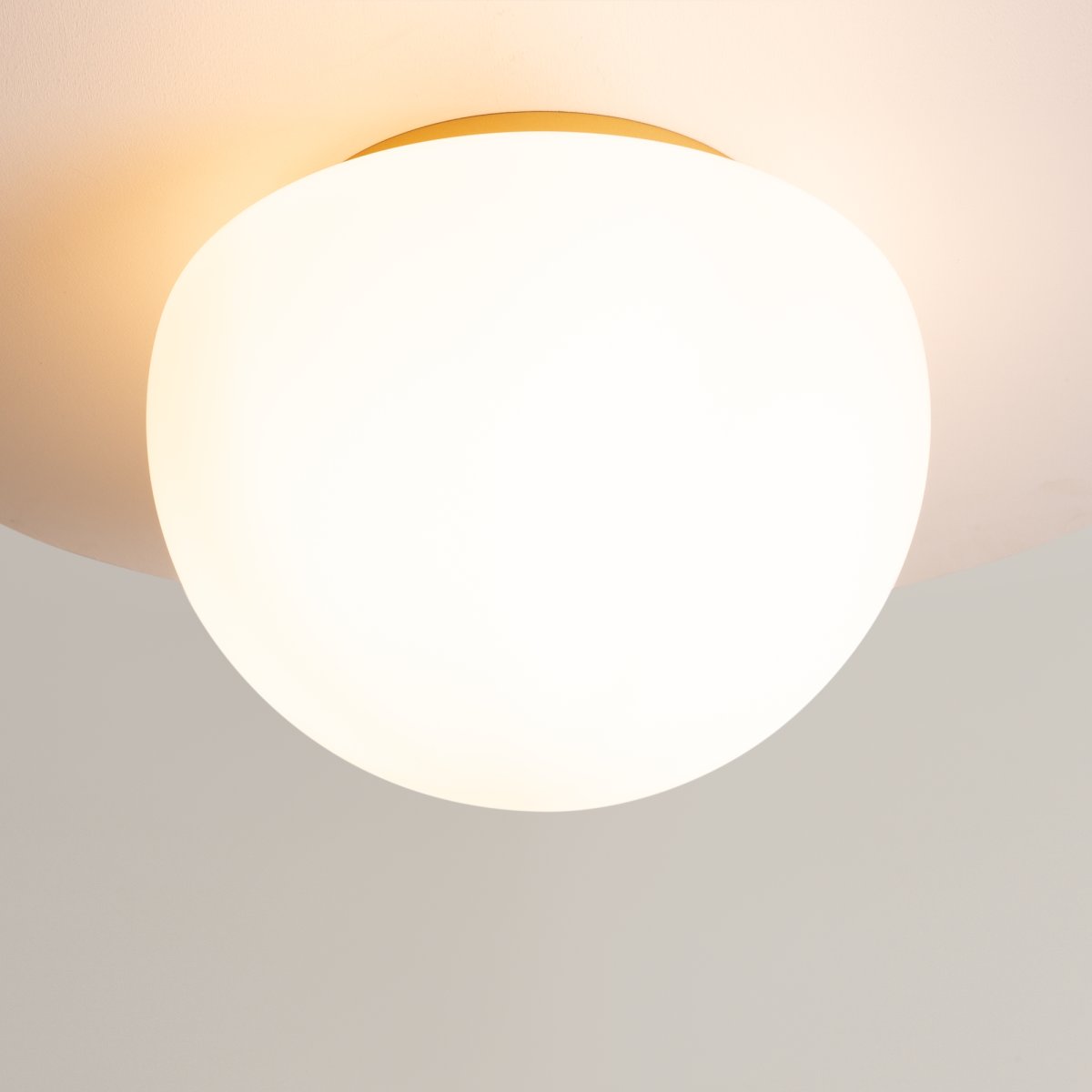 Glassy Ø32 Or plafonnier De Maytoni - Avec son d&ocirc;me en verre opale doux, la lampe &eacute;met une lumi&egrave;re agr&eacute;able et uniforme qui cr&eacute;e une atmosph&egrave;re chaleureuse et accueillante dans la pi&egrave;ce.