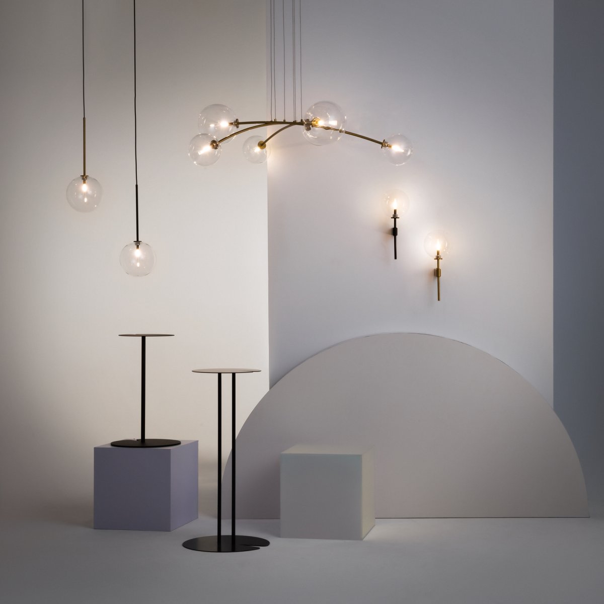 Mood 130cm Laiton suspension De Maytoni - En utilisant plusieurs luminaires de la m&ecirc;me s&eacute;rie, des compositions uniques peuvent &ecirc;tre cr&eacute;&eacute;es qui ajoutent du style et des accents d'&eacute;clairage suppl&eacute;mentaires &agrave; la pi&egrave;ce.