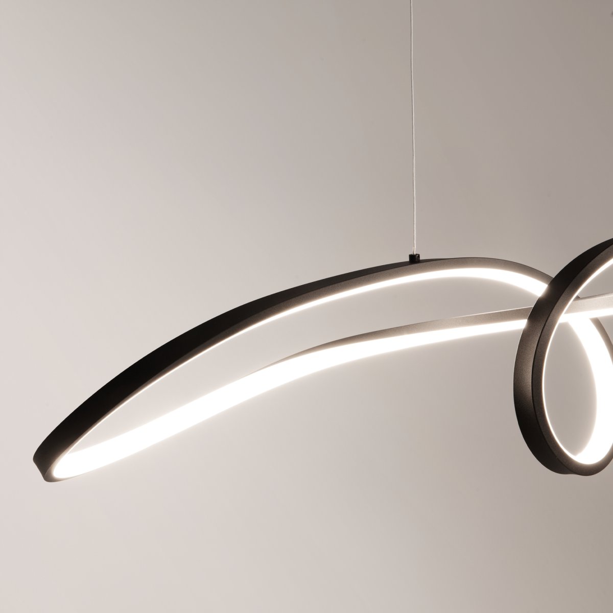 Curve 92cm Noir suspension De Maytoni - La forme flottante et le profil fin de la lampe en font le choix parfait pour la cuisine, la salle à manger ou le salon où vous appréciez la fonctionnalité et le style.
