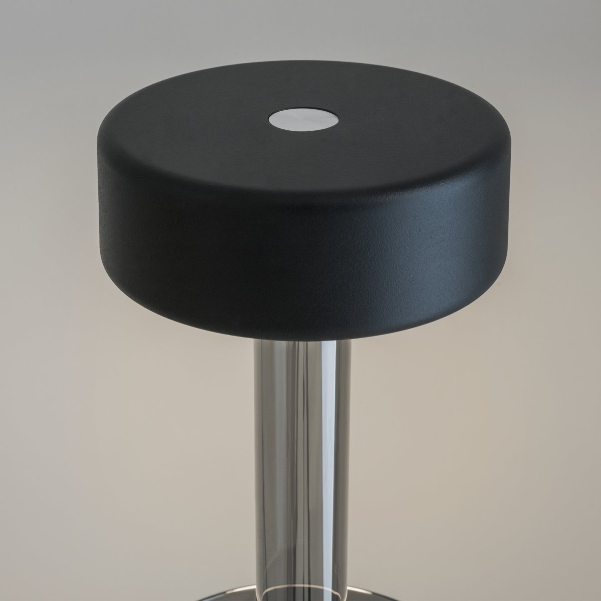 AI Collaboration 35cm Gris portable De Maytoni - la conception : avec une fine tige métallique ; une base ronde plate ou avec une base en verre dans laquelle est intégré un vase.