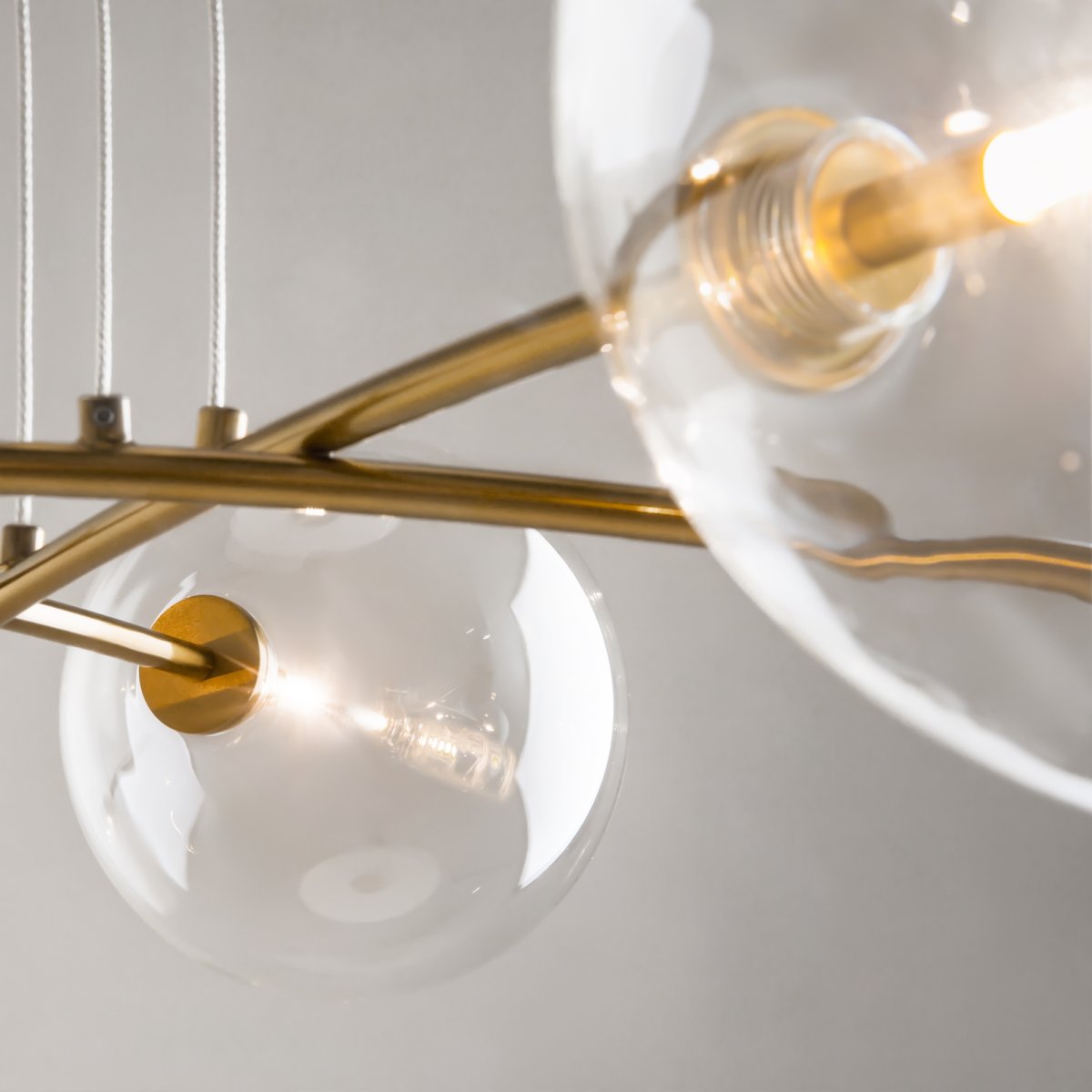 Mood 130cm Laiton suspension De Maytoni - En utilisant plusieurs luminaires de la m&ecirc;me s&eacute;rie, des compositions uniques peuvent &ecirc;tre cr&eacute;&eacute;es qui ajoutent du style et des accents d'&eacute;clairage suppl&eacute;mentaires &agrave; la pi&egrave;ce.