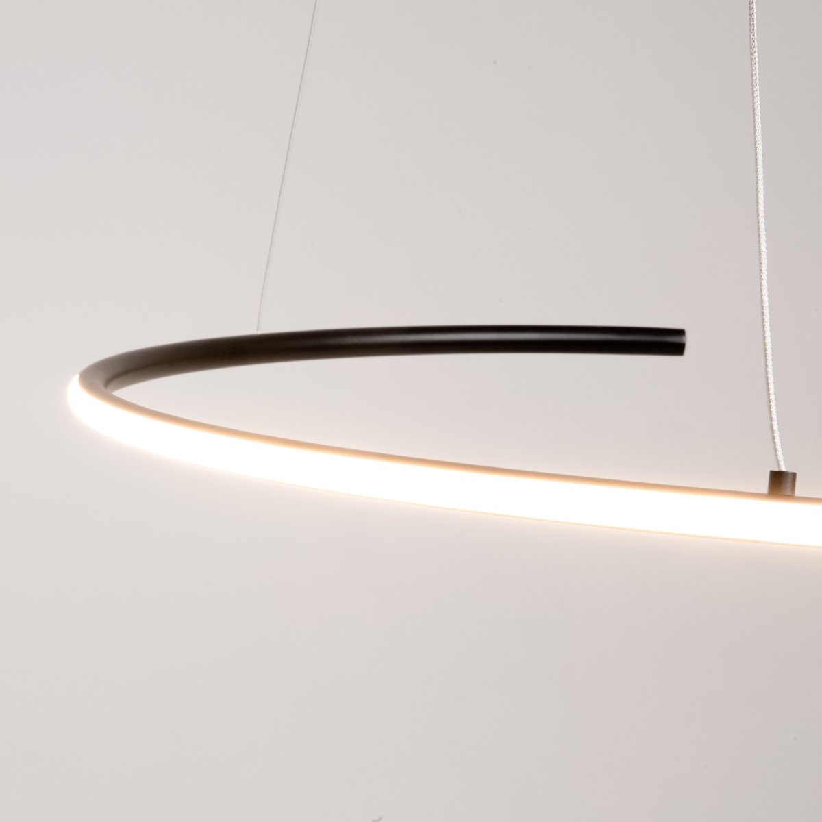 Curve Ø60 Noir suspension De Maytoni - La forme flottante et le profil fin de la lampe en font le choix parfait pour la cuisine, la salle à manger ou le salon où vous appréciez la fonctionnalité et le style.