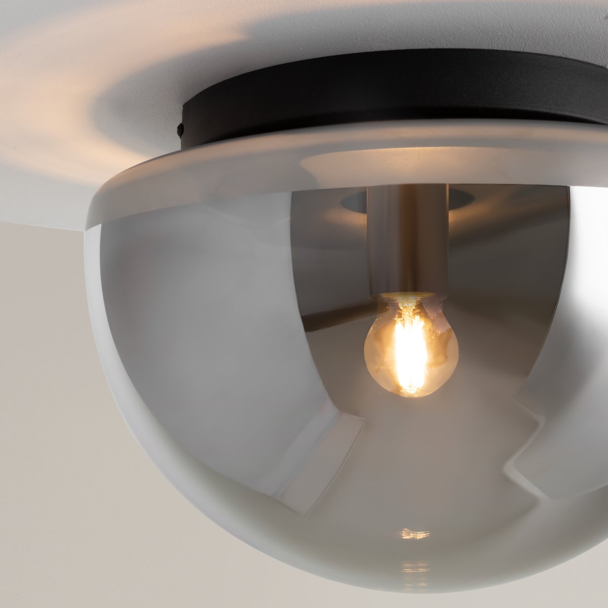 GGlassy Ø32 Noir plafonnier De Maytoni - &Agrave; travers le d&ocirc;me en verre souple, la lampe diffuse une lumi&egrave;re agr&eacute;able et uniforme qui cr&eacute;e une atmosph&egrave;re chaleureuse et accueillante dans la pi&egrave;ce.