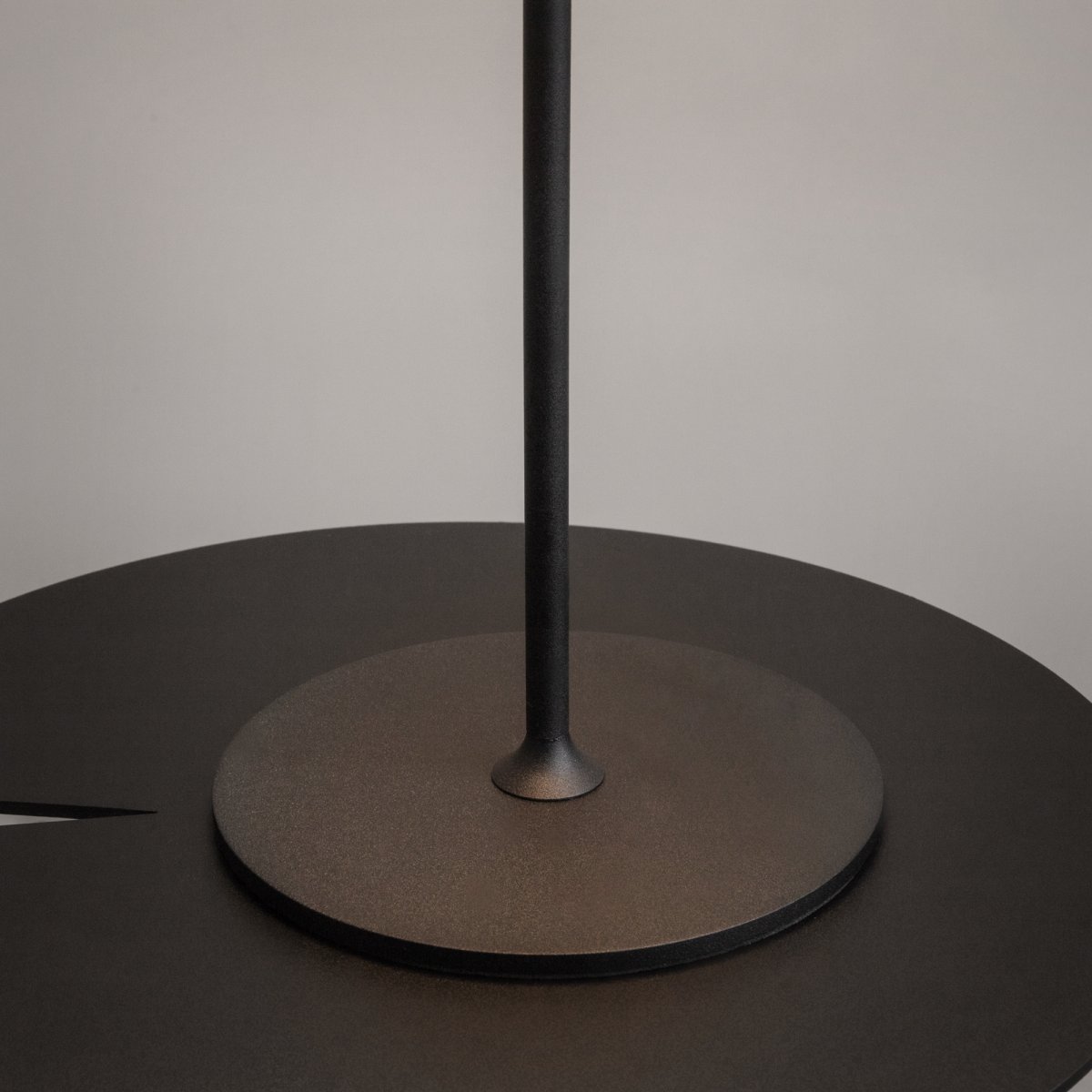 AI Collaboration 35cm Noir portable De Maytoni - la conception : avec une fine tige métallique ; une base ronde plate ou avec une base en verre dans laquelle est intégré un vase.