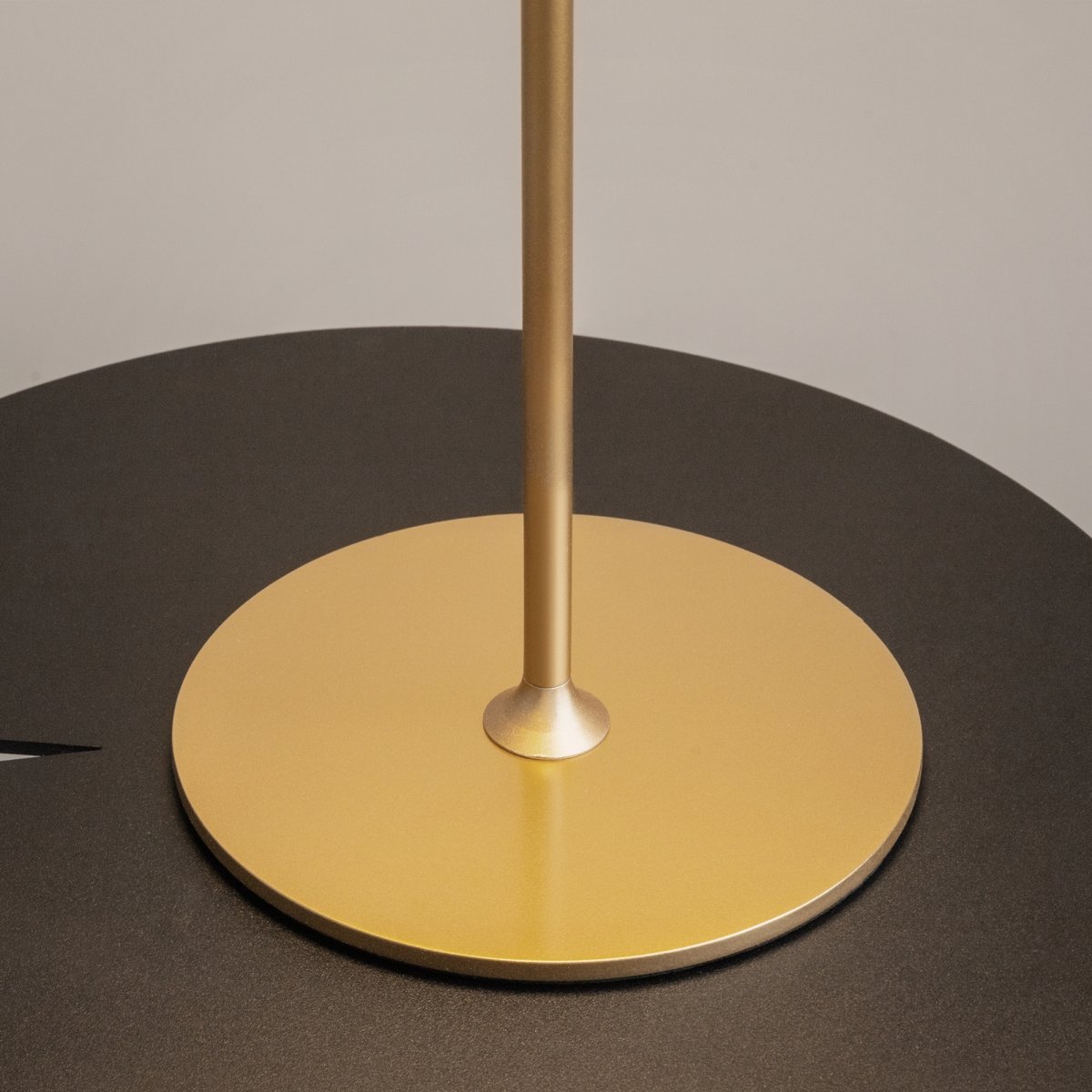 AI Collaboration 35cm Or portable De Maytoni - la conception : avec une fine tige métallique ; une base ronde plate ou avec une base en verre dans laquelle est intégré un vase.
