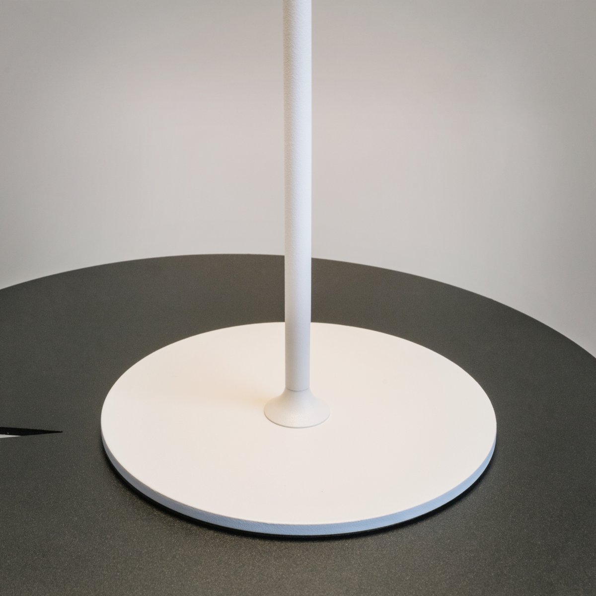 AI Collaboration 35cm Blanc portable De Maytoni - la conception : avec une fine tige métallique ; une base ronde plate ou avec une base en verre dans laquelle est intégré un vase.