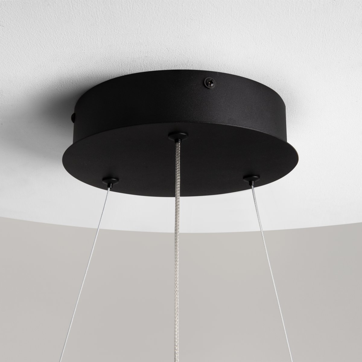 Curve Ø60 Noir suspension De Maytoni - La forme flottante et le profil fin de la lampe en font le choix parfait pour la cuisine, la salle à manger ou le salon où vous appréciez la fonctionnalité et le style.