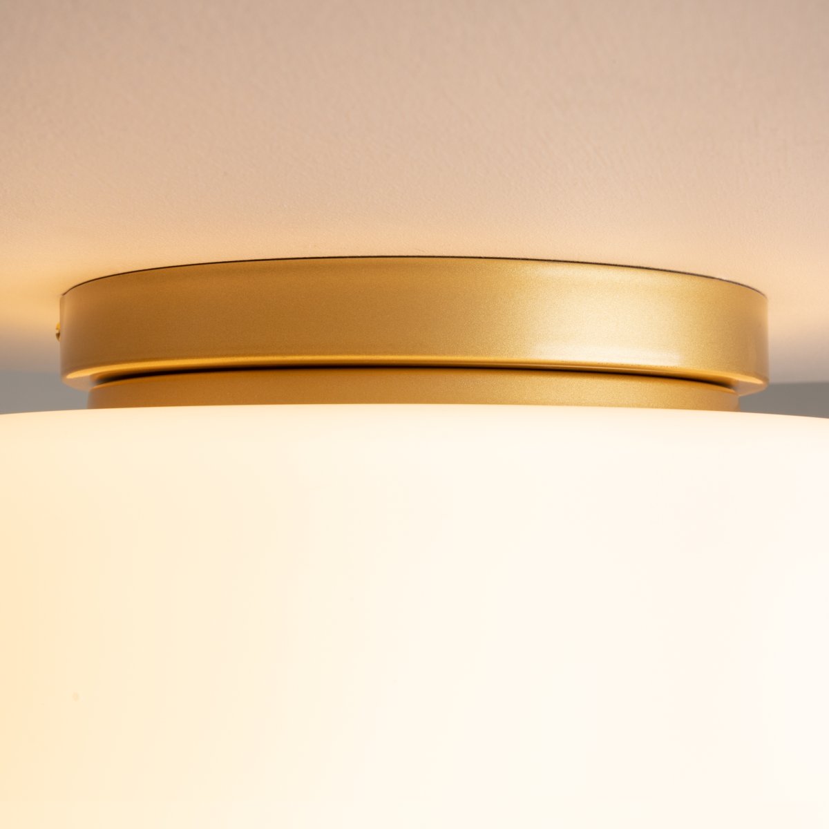 Glassy Ø32 Or plafonnier De Maytoni - Avec son d&ocirc;me en verre opale doux, la lampe &eacute;met une lumi&egrave;re agr&eacute;able et uniforme qui cr&eacute;e une atmosph&egrave;re chaleureuse et accueillante dans la pi&egrave;ce.
