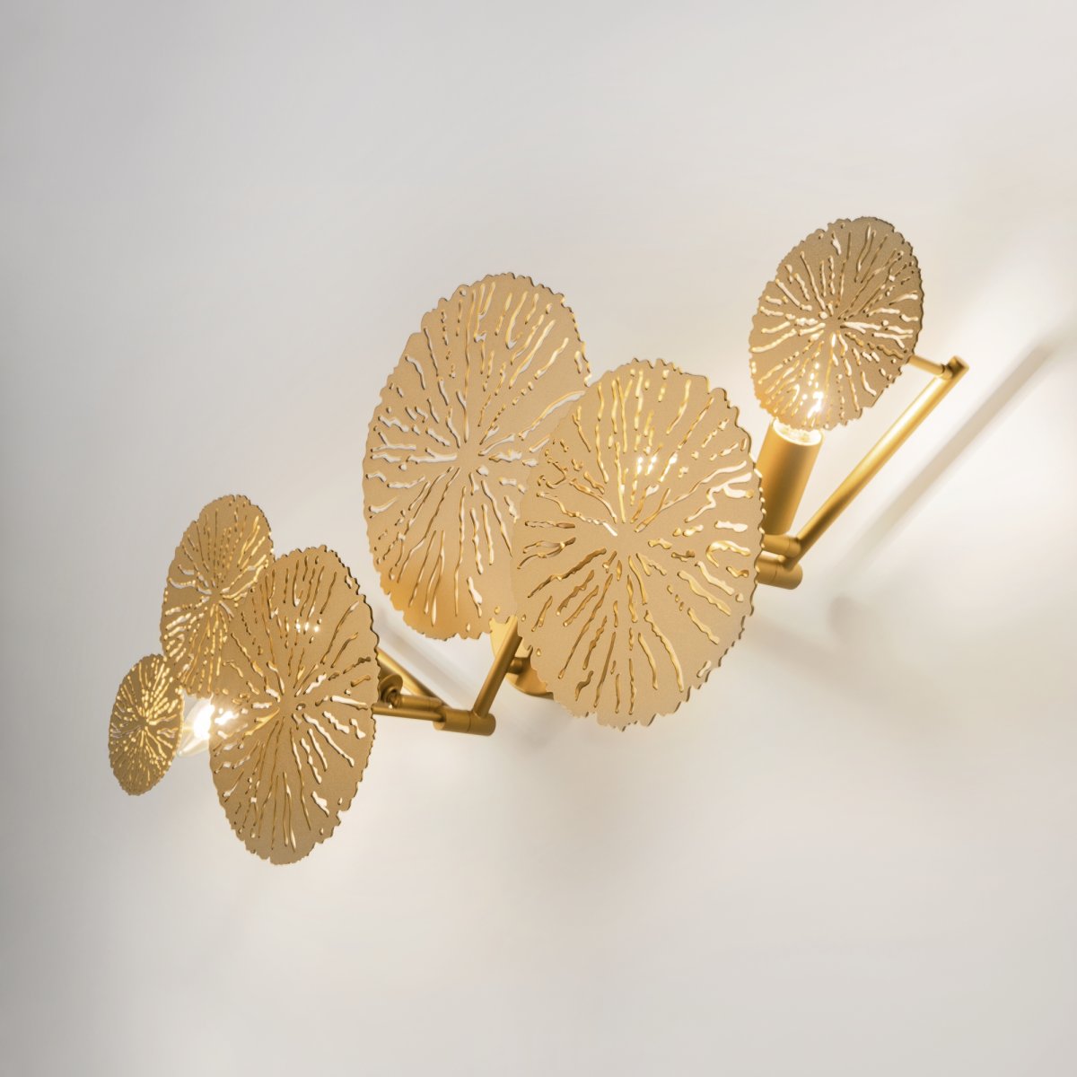 Lovetann 77cm Or applique murale De Maytoni - L'applique murale Lovetann a un design inspirant inspir&eacute; des fleurs et de la fleuristerie.