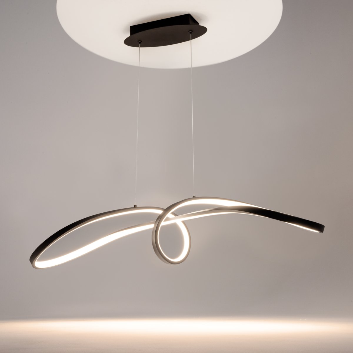Curve 92cm Noir suspension De Maytoni - La forme flottante et le profil fin de la lampe en font le choix parfait pour la cuisine, la salle à manger ou le salon où vous appréciez la fonctionnalité et le style.
