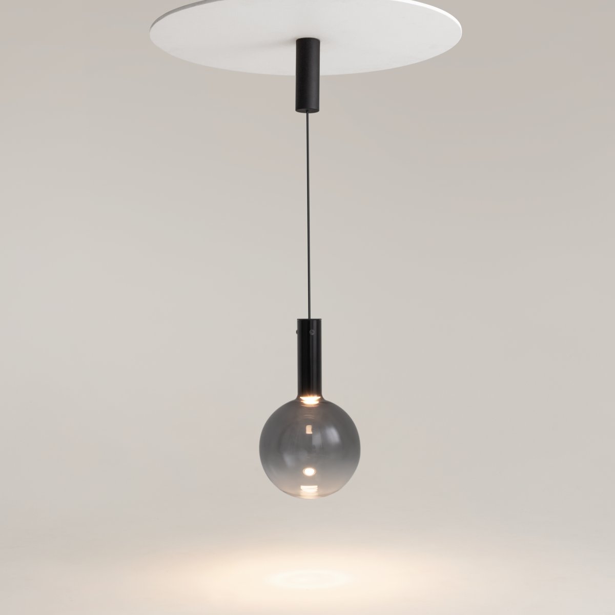 Nebula Ø25 Noir suspension De Maytoni - La température de couleur de la source lumineuse est de 3000K de lumière blanche chaude, ce qui crée une atmosphère douce et agréable.
