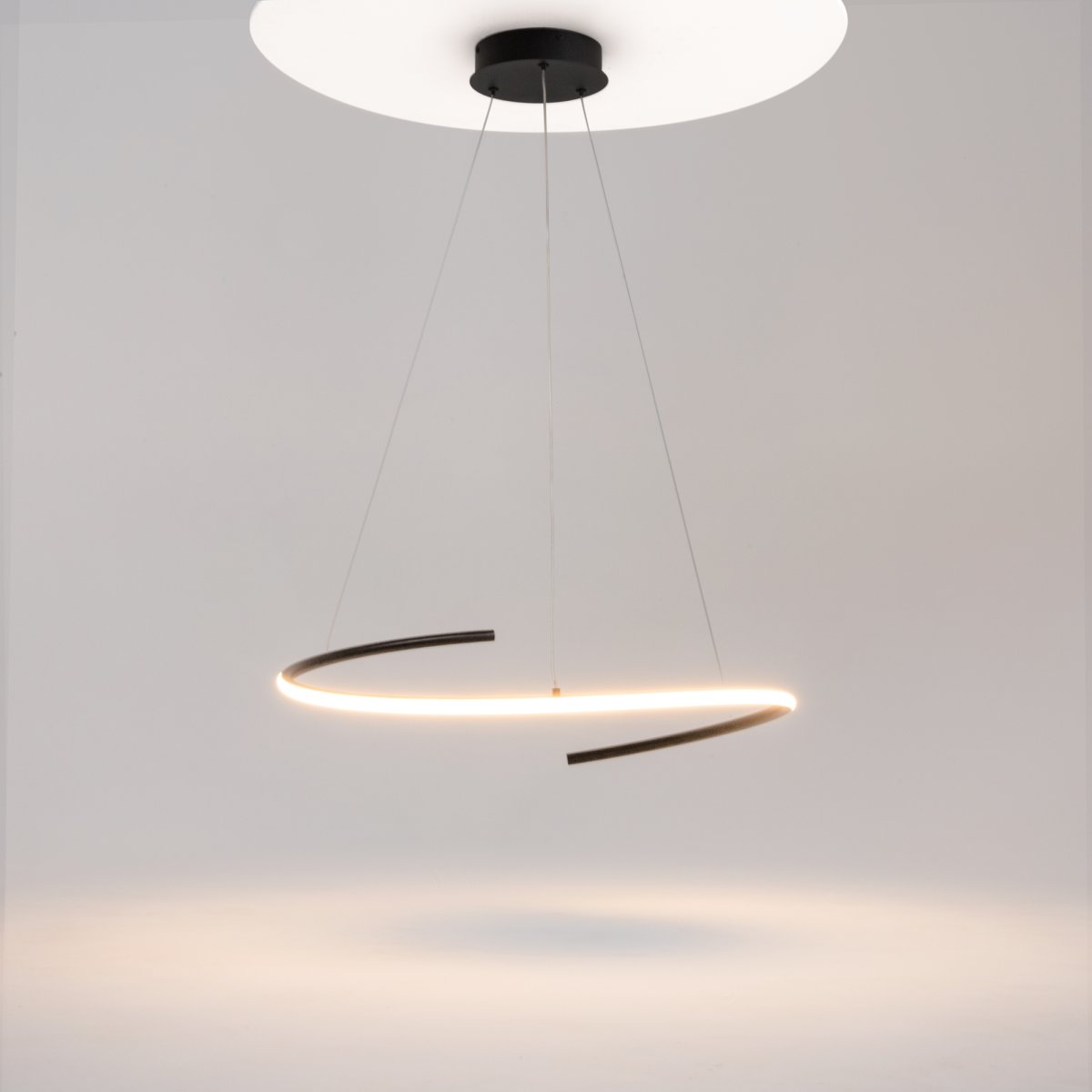 Curve Ø60 Noir suspension De Maytoni - La forme flottante et le profil fin de la lampe en font le choix parfait pour la cuisine, la salle à manger ou le salon où vous appréciez la fonctionnalité et le style.
