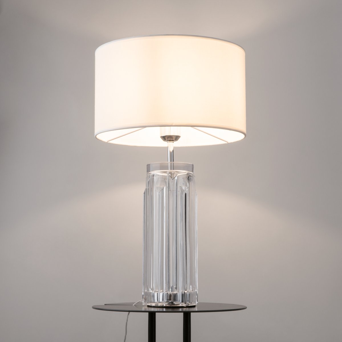 Muse 52cm Chrome lampe de table De Maytoni - La lampe de table Muse a un design élégant avec une base en verre moulé façonnée, ce qui en fait une véritable œuvre d'art.