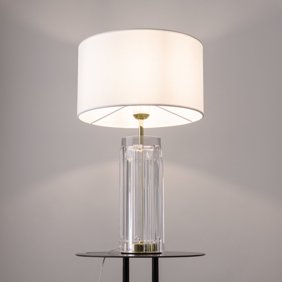 Muse 52cm Or lampe de table De Maytoni - La lampe de table Muse a un design élégant avec une base en verre moulé façonnée, ce qui en fait une véritable œuvre d'art.