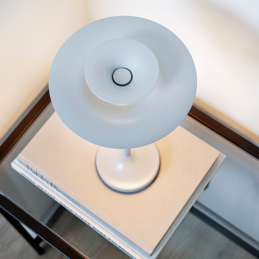 Picasso 35cm Bleu glacier lampe de table De Belid - La famille Picasso se compose de suspensions, de lampes de table et de lampadaires.