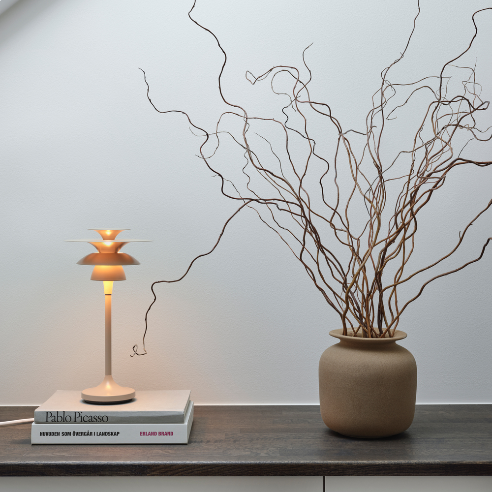 Picasso 35cm Nougat lampe de table De Belid - La famille Picasso se compose de suspensions, de lampes de table et de lampadaires.