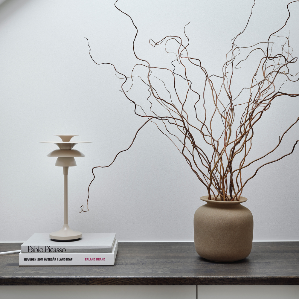 Picasso 35cm Nougat lampe de table De Belid - La famille Picasso se compose de suspensions, de lampes de table et de lampadaires.