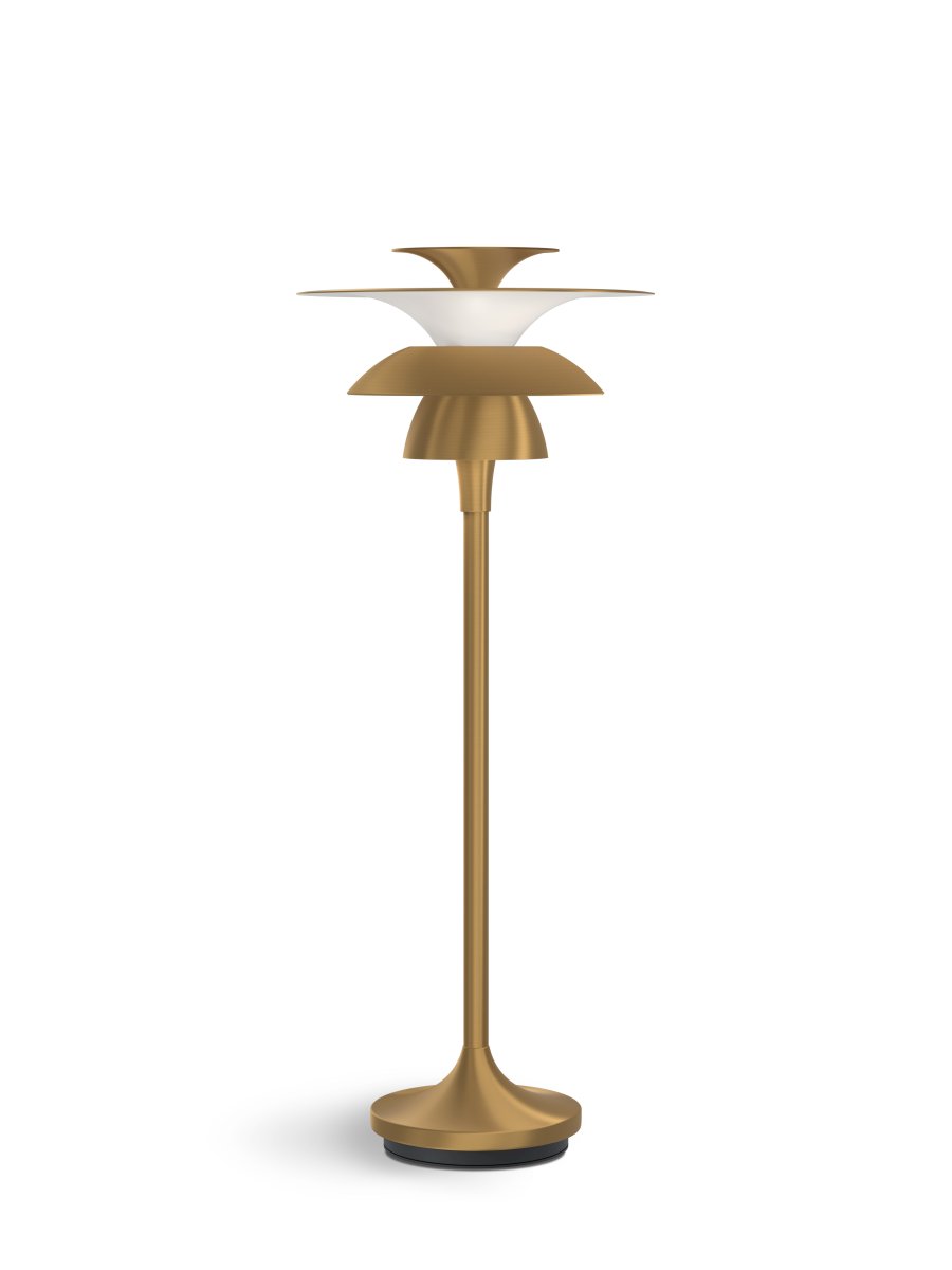 Picasso 45cm Laiton lampe de table De Belid - Avec son design simple et &eacute;l&eacute;gant, la lampe de table est un ajout intemporel &agrave; votre maison et parfaite pour cr&eacute;er une atmosph&egrave;re relaxante dans le salon ou la chambre.
