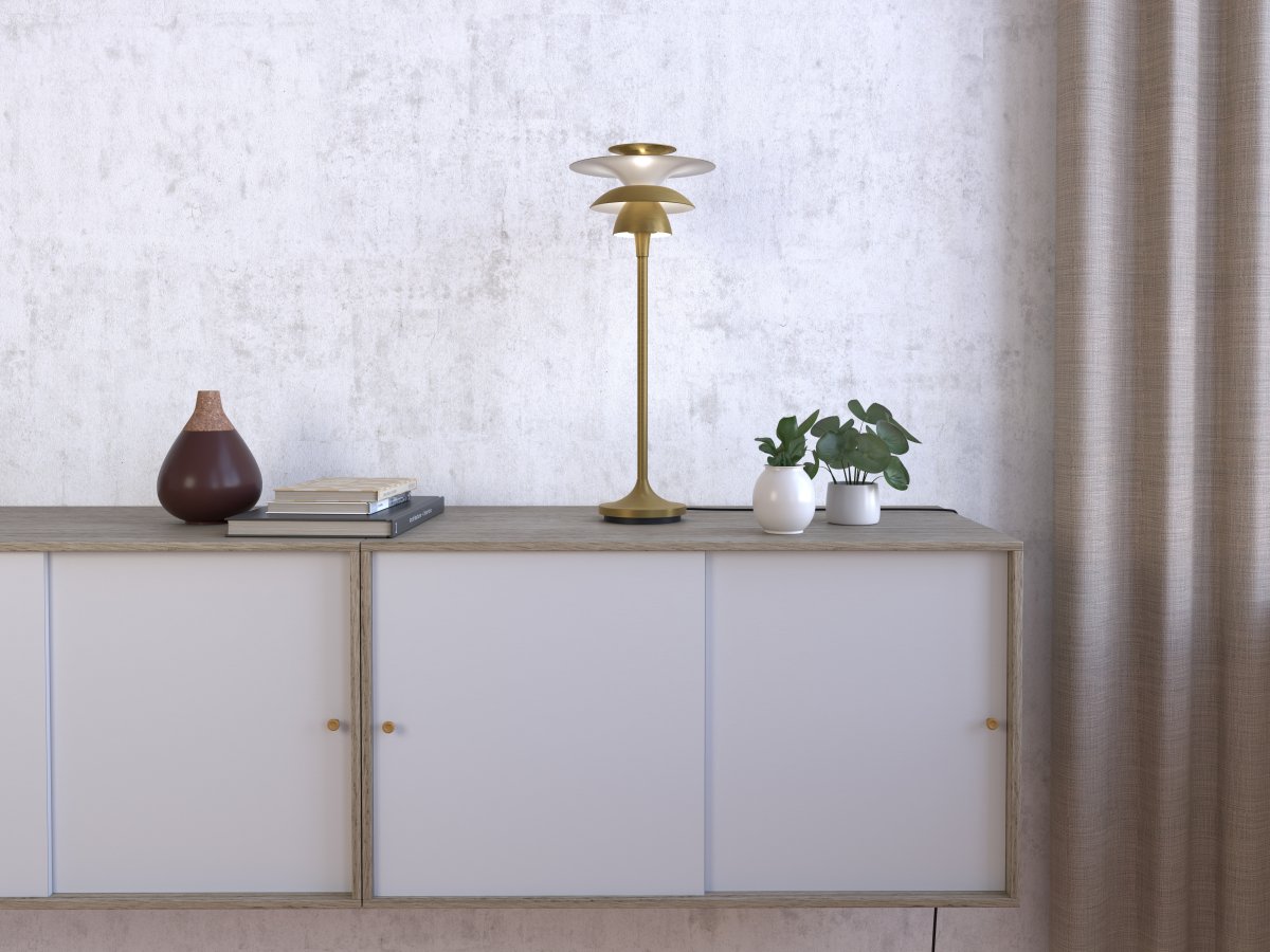 Picasso 45cm Laiton lampe de table De Belid - Avec son design simple et &eacute;l&eacute;gant, la lampe de table est un ajout intemporel &agrave; votre maison et parfaite pour cr&eacute;er une atmosph&egrave;re relaxante dans le salon ou la chambre.