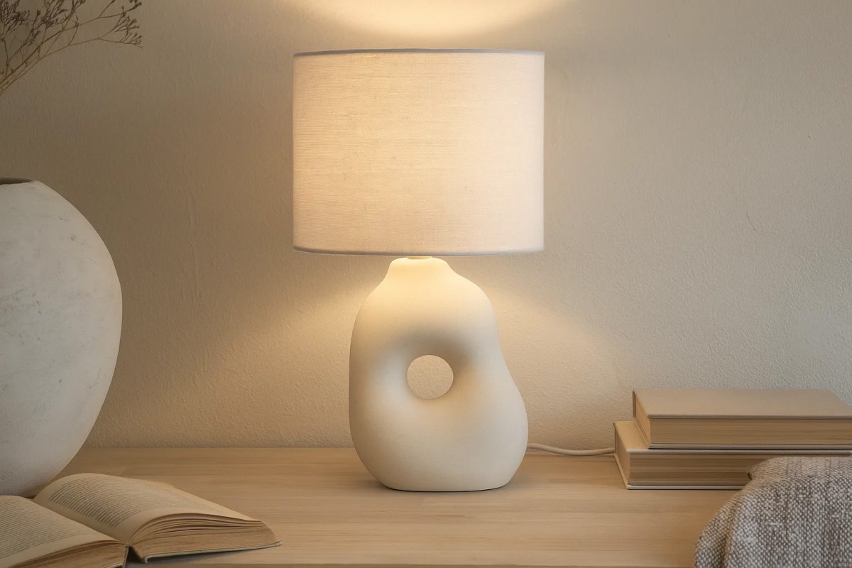 Pikazo 45cm Beige lampe de table De Lampan - La lampe est fournie avec un c&acirc;ble en plastique blanc de 1,8 m de long, &eacute;quip&eacute; d'un interrupteur et d'une prise.