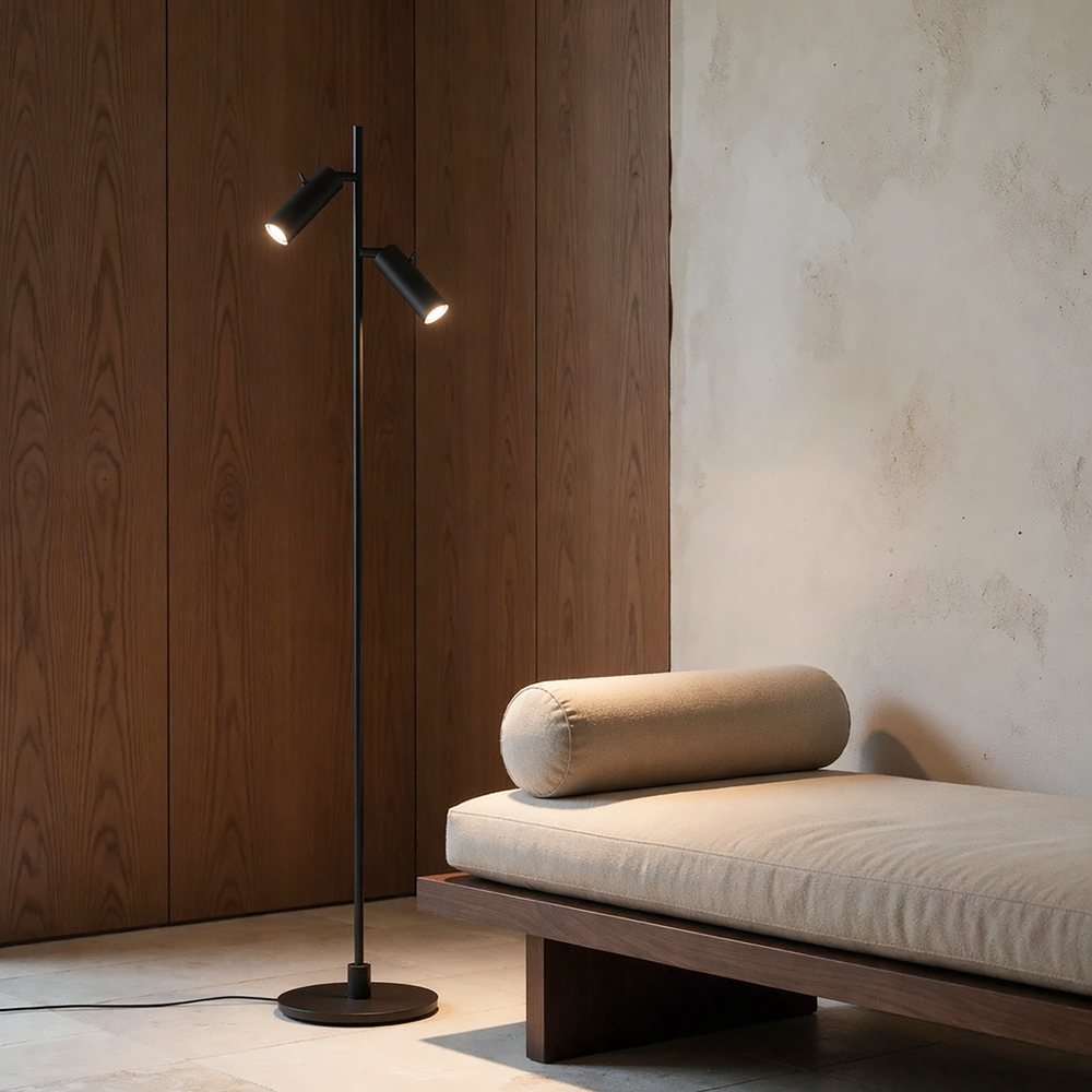 Pipeline 2 Noir mat lampadaire De Herstal - Avec une hauteur de 132,6 cm et un diam&egrave;tre de base de 20 cm, Pipeline offre une pr&eacute;sence stable et &eacute;l&eacute;gante adapt&eacute;e aux salons, chambres et bureaux &agrave; domicile.