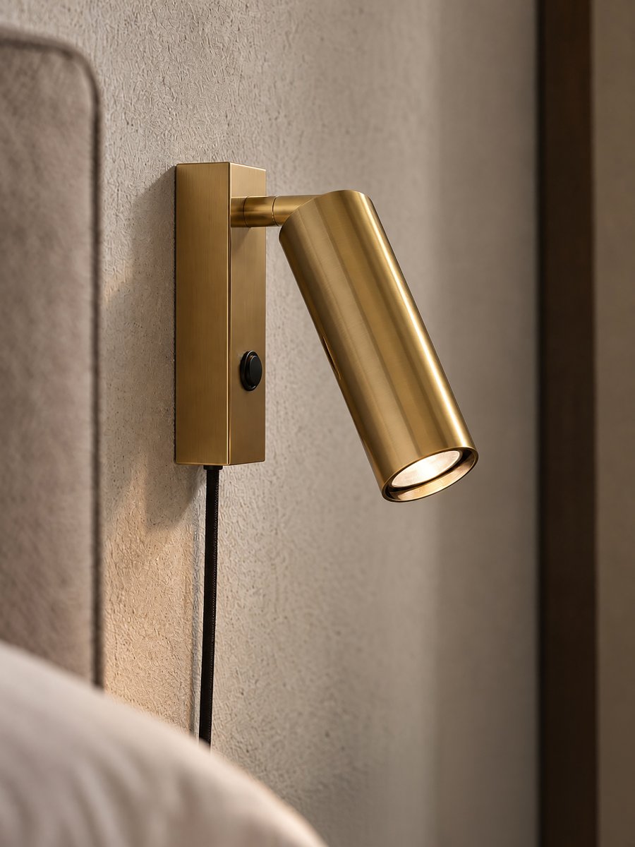 Pipeline Laiton lampe de lecture De Herstal - Elle diffuse une lumi&egrave;re douce et cibl&eacute;e, id&eacute;ale comme lampe de chevet ou pour &eacute;clairer d'autres pi&egrave;ces &agrave; vivre.