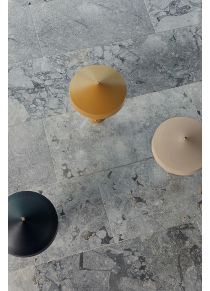 Hatto 40cm Noir lampe de table De OYOY - Elle fait partie de la célèbre série Hatto et est disponible en plusieurs coloris modernes.