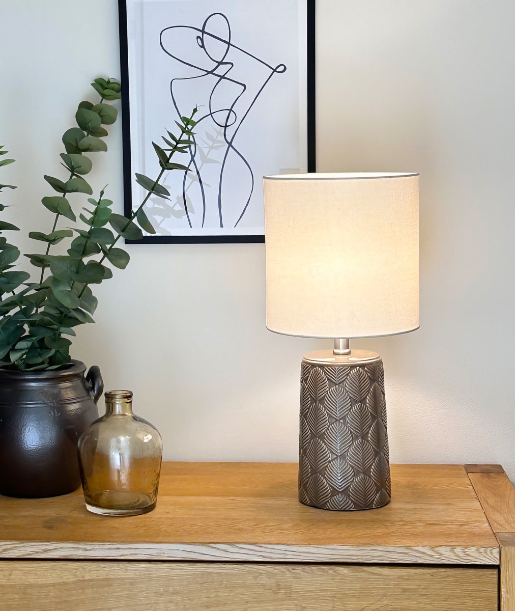 Bodil 47cm Brun lampe de table De Aneta Lighting - L'élégante lampe de table Bodil ajoute une touche rétro à votre intérieur.